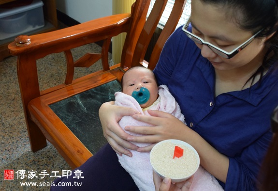 張寶寶(台中南屯區到府嬰兒寶寶滿月剃頭理髮、免費到府嬰兒剃胎毛儀式吉祥話)。到府剃頭剃胎毛主持、專業拍照、DVD光碟、證書。★購買「臍帶章、肚臍章、胎毛筆刷印章」贈送：剃頭、收涎、抓周，三選一。2015.11.03 照片6